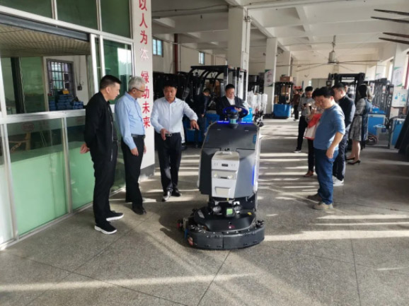 情暖永新昌丨熱烈歡迎廈門總商會(huì)舉辦的哈工大會(huì)長(zhǎng)班同學(xué)光臨廈門永新昌參觀指導(dǎo)。