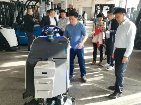 情暖永新昌丨熱烈歡迎廈門總商會(huì)舉辦的哈工大會(huì)長(zhǎng)班同學(xué)光臨廈門永新昌參觀指導(dǎo)。